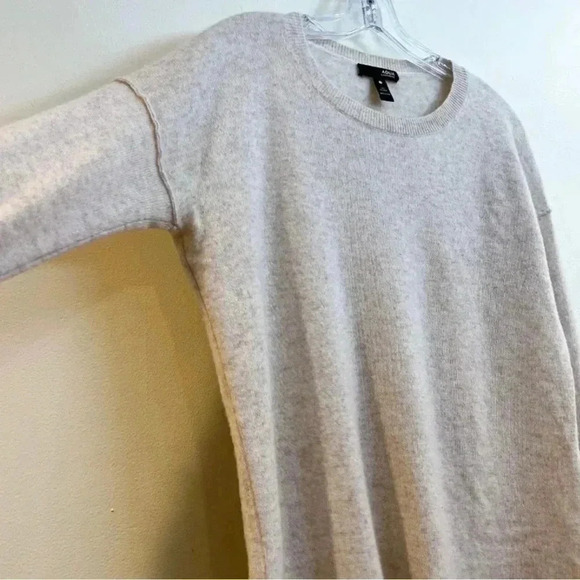 Aqua Women’s 100% Cashmere Classic Cream Crew Neck Sweater Small - Picture 8 of 8